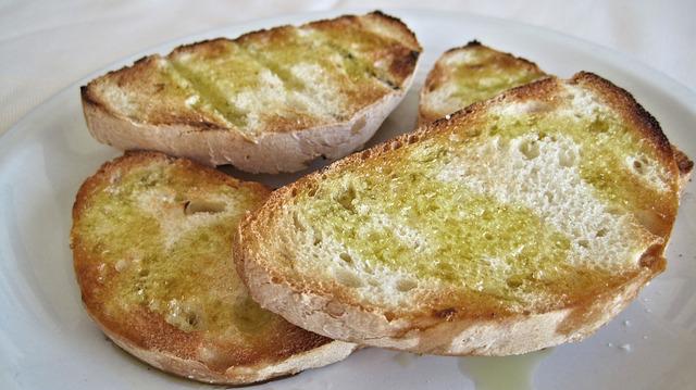 tostadas desayuno con aceite de oliva virgen