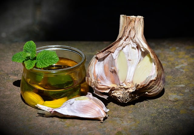 Cómo preparar aceite aromatizado con ajo en casa