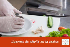 Guantes de nitrilo en la cocina
