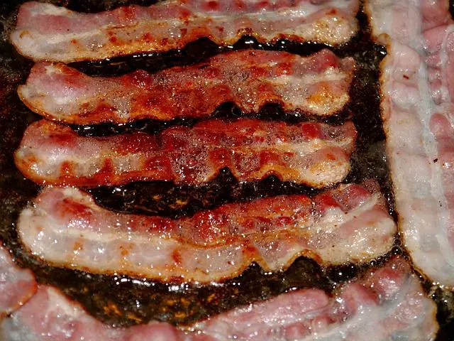 Bacon frito en sartén