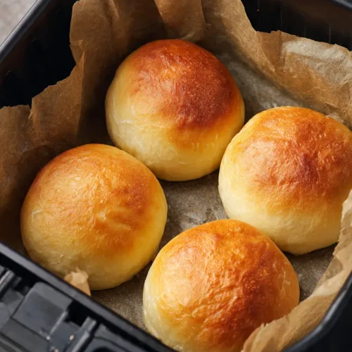 Bollos preñaos recién horneados y dorados dentro de la cesta de la freidora de aire.