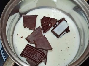 Chocolate negro fundiéndose con leche